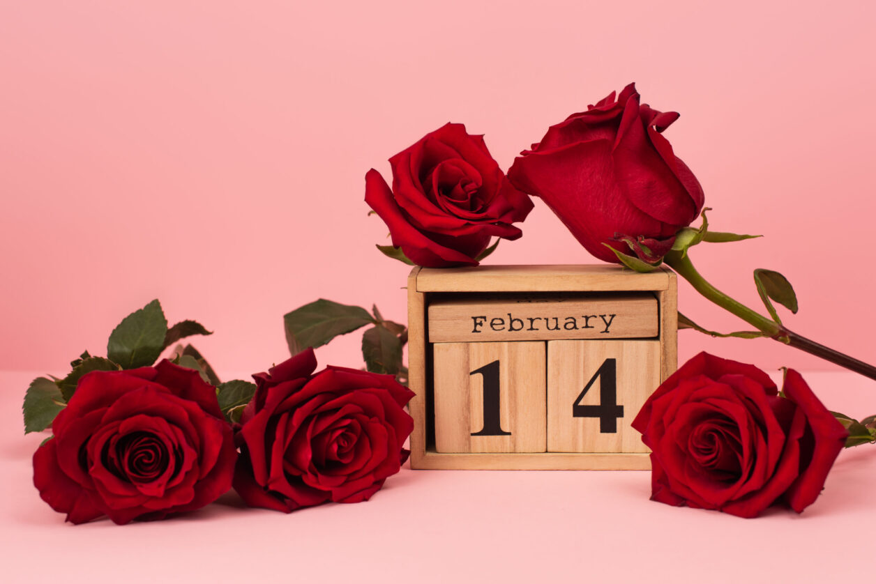 red-roses-near-wooden-calendar-with-14-february afrodiasiaka trofes.jpg